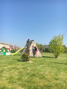 Aire de jeux, avec balançoire, tobogan, cabane